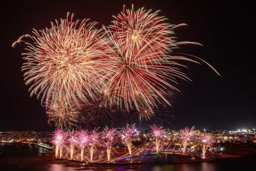 澎湖花火節於西瀛虹橋上空施放絢爛的高空煙火秀