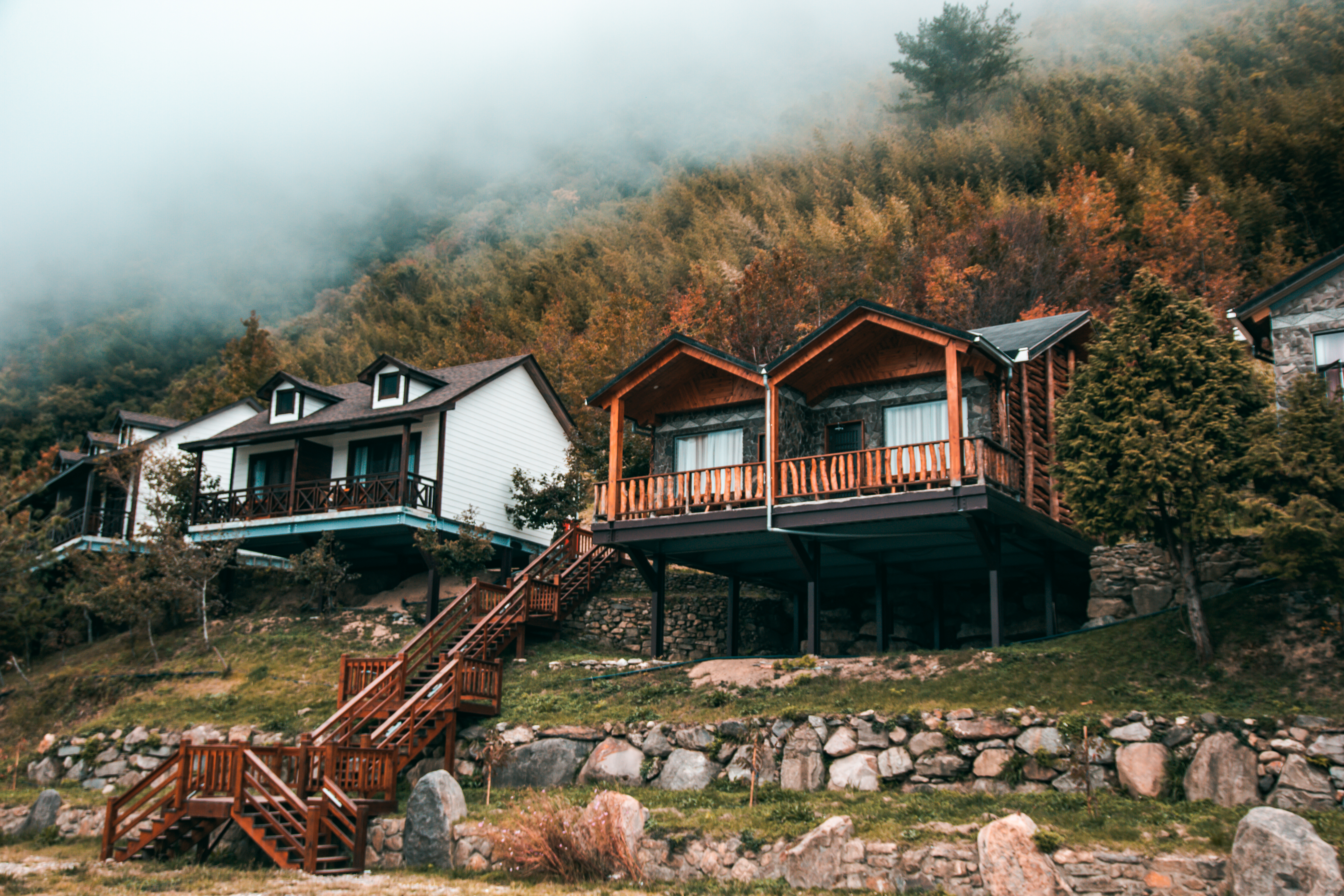 被迷霧繚繞的山中小木屋
