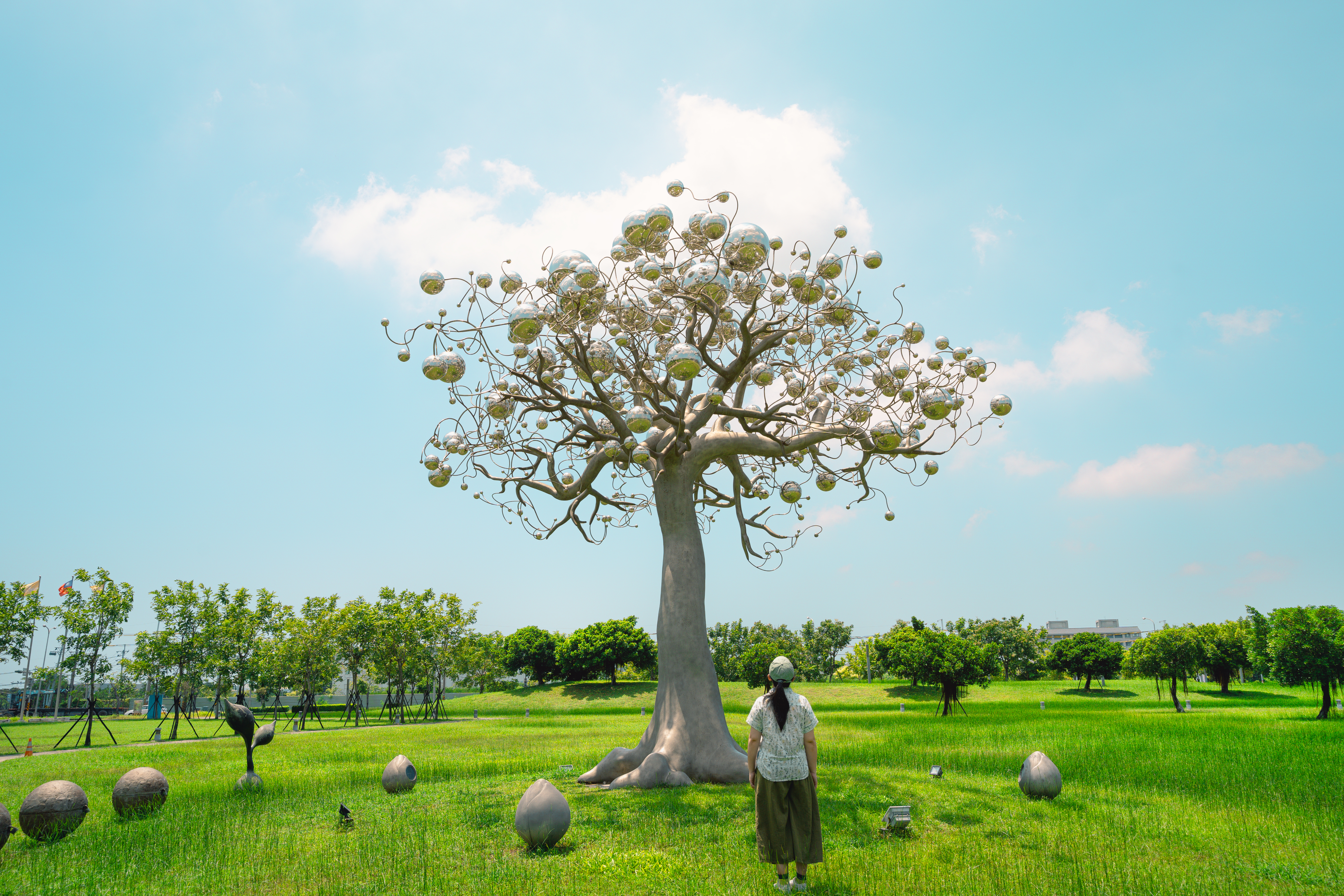 國立臺灣歷史博物館裝置藝術大樹與女子