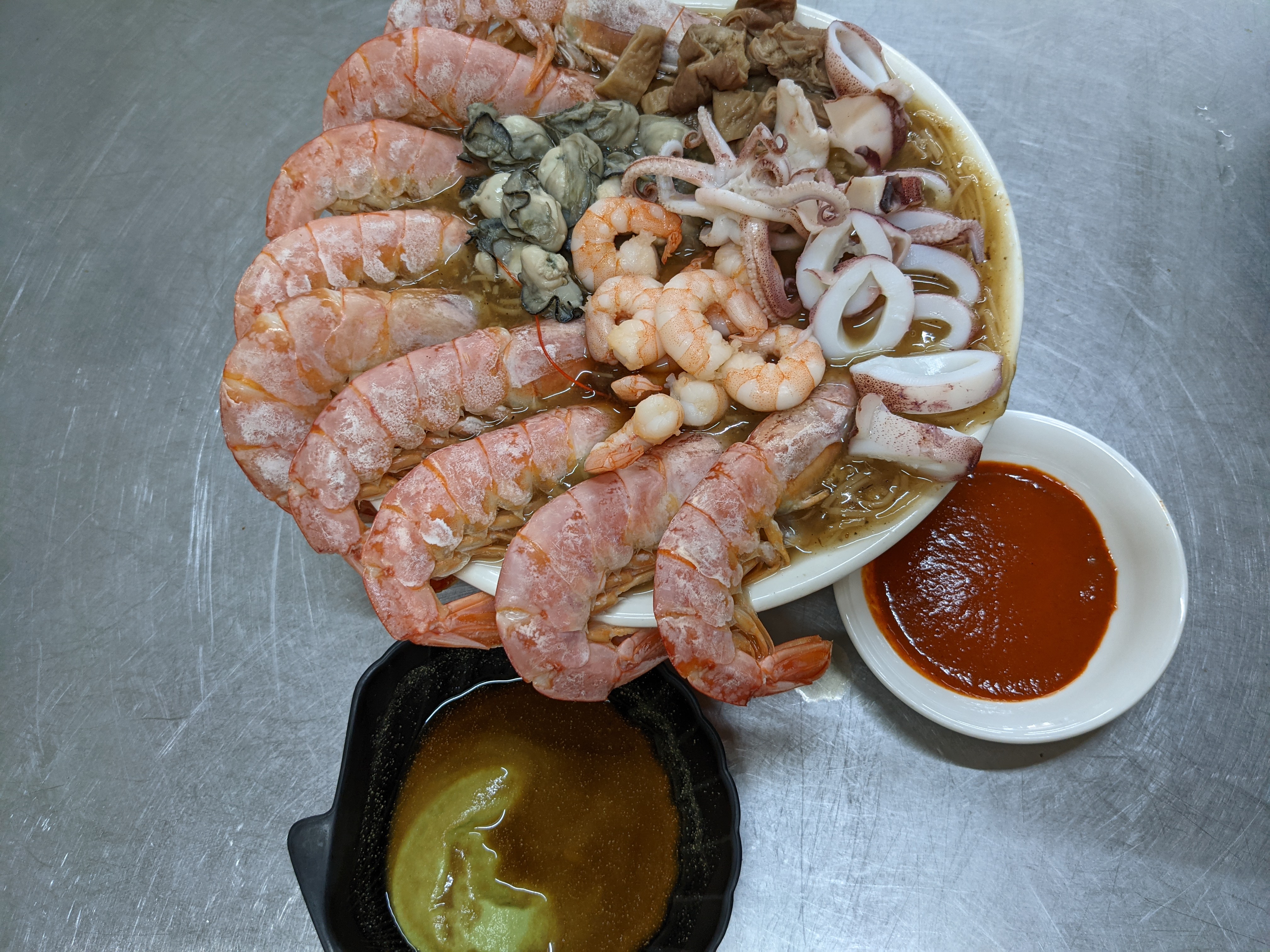 滿滿都是蝦子、小卷；蚵仔的麵線