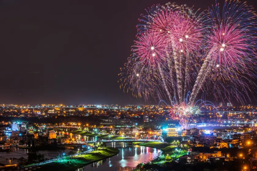 夜晚東山河畔夜景，高空中綻放粉色煙火