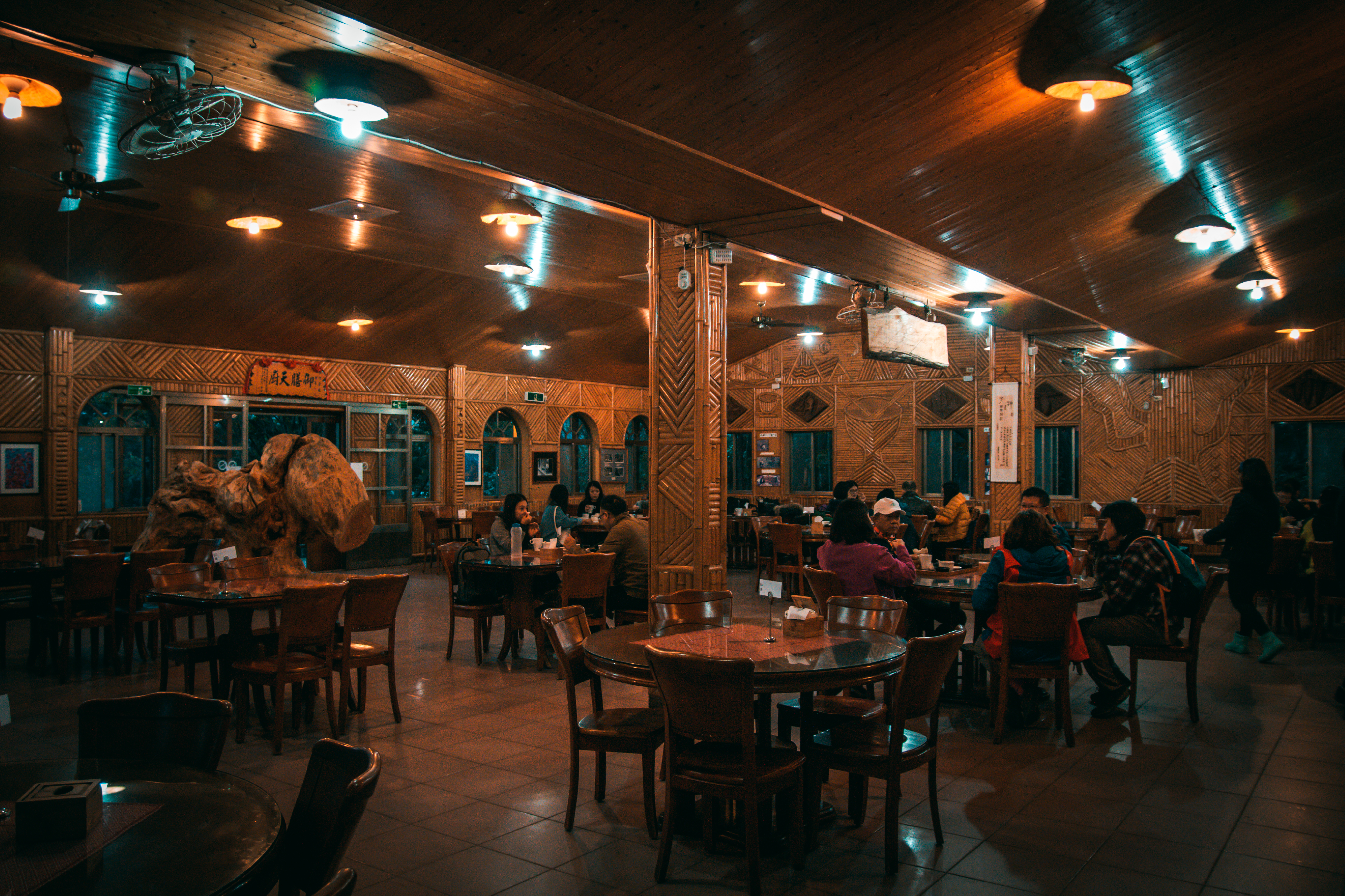 餐廳裡面有著用餐的人群