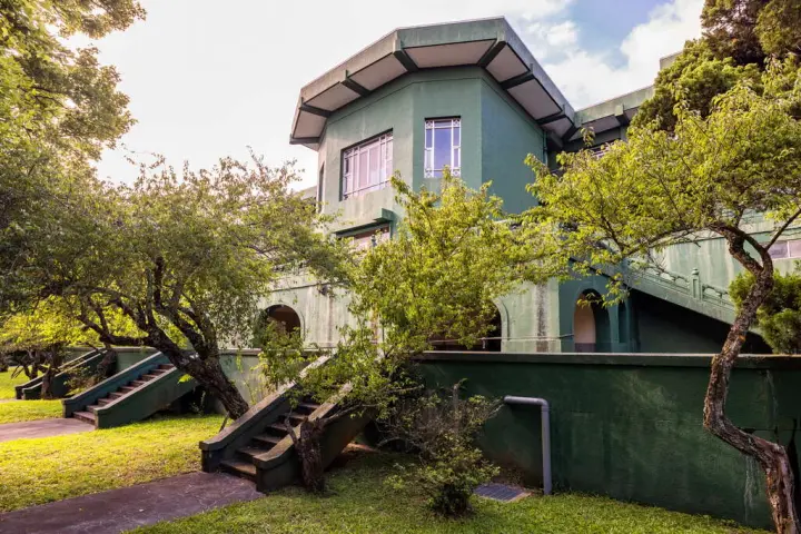 陽明山書屋，綠色的建築物外觀與藍天和樹木