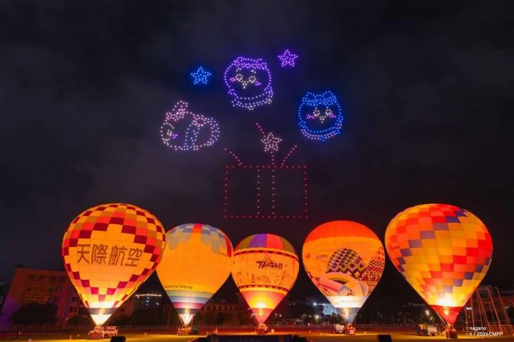  2026 台東熱氣球嘉年華光雕音樂會：無人機編隊排出吉伊卡哇圖案，與地面發光熱氣球同框