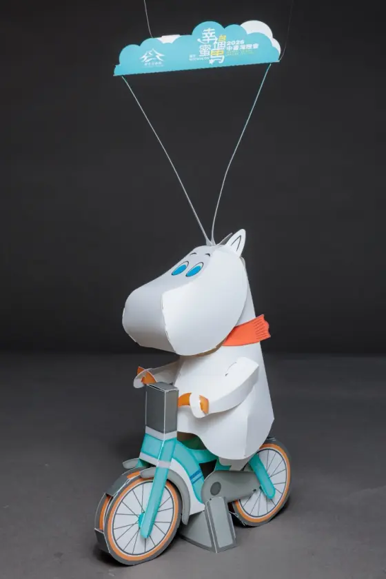 「姆明小提燈」設計成騎著造型車的造型