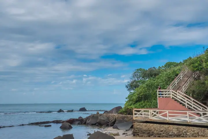 麟山鼻木棧道景緻：步道旁延伸至湛藍大海，可近距離欣賞特有的風稜石