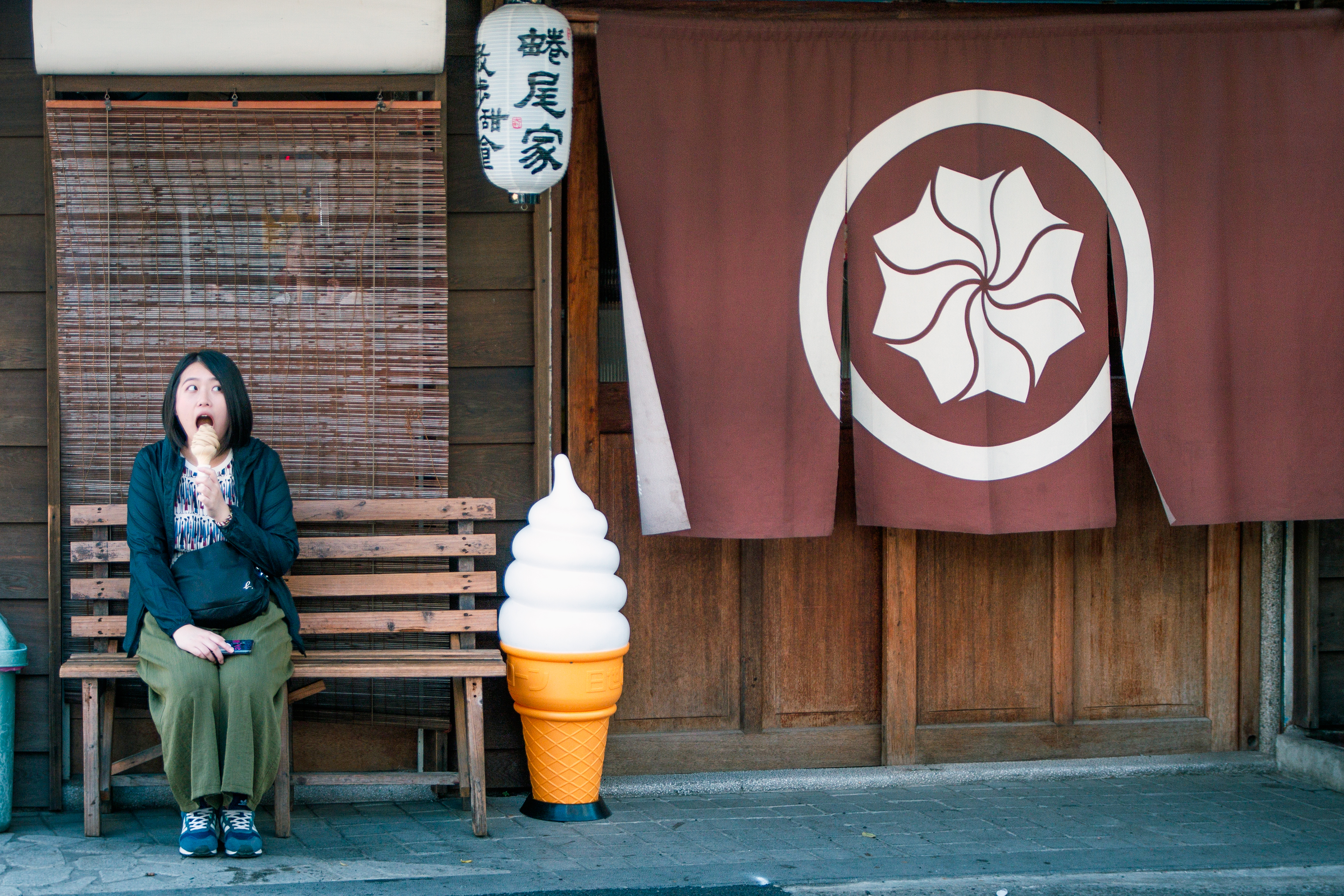 吃冰淇淋的女子