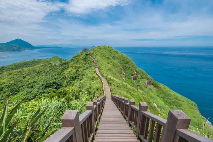 鼻頭角步道景觀：木棧道沿著山脊延伸，飽覽東北角絕美山海景色