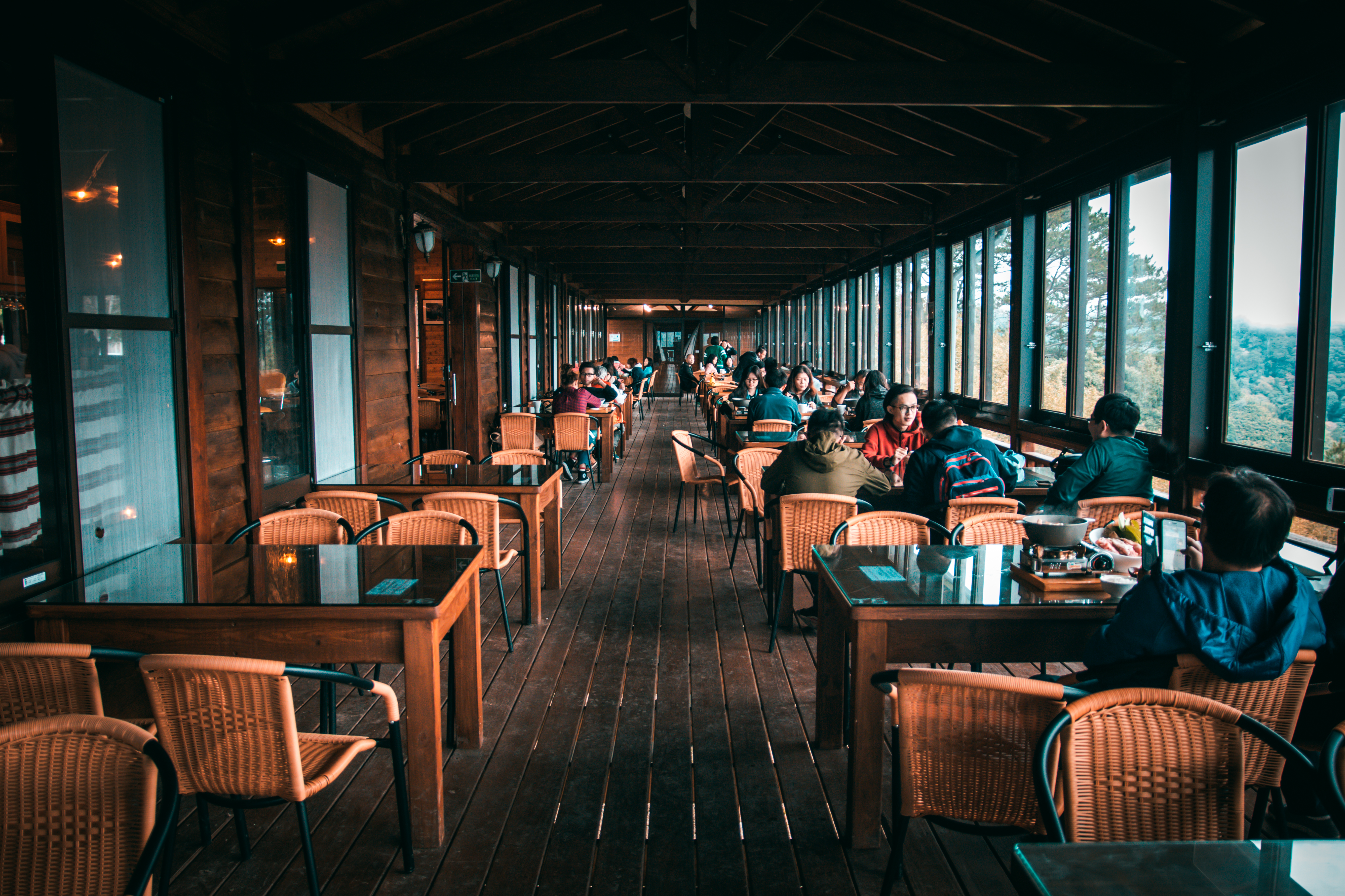 窗邊景致和用餐人群