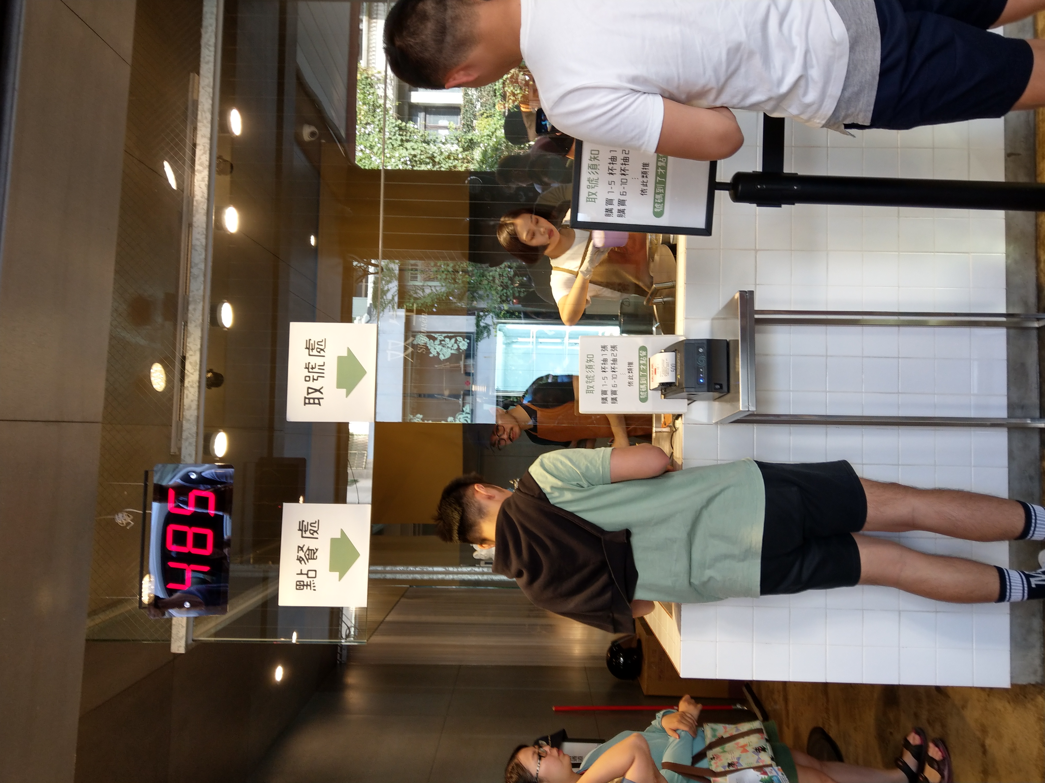 排隊等候雙生綠豆沙的人潮