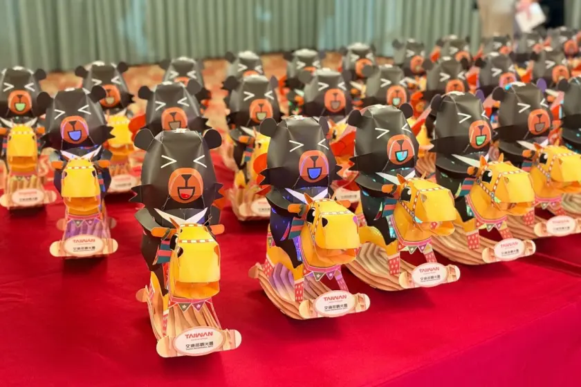 台灣燈會的小提燈「喔熊馬抵嘉」，以喔熊騎木馬為造型