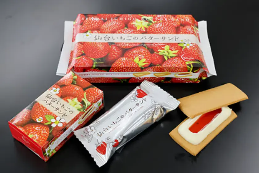 仙台人氣伴手禮「仙台草莓奶油夾心餅乾」，外盒包裝上印有滿滿的草莓，以及一個打開展示的餅乾