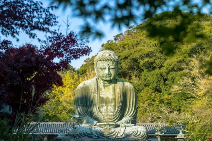 「鎌倉大佛」為青銅阿彌陀佛坐像，矗立在群山中