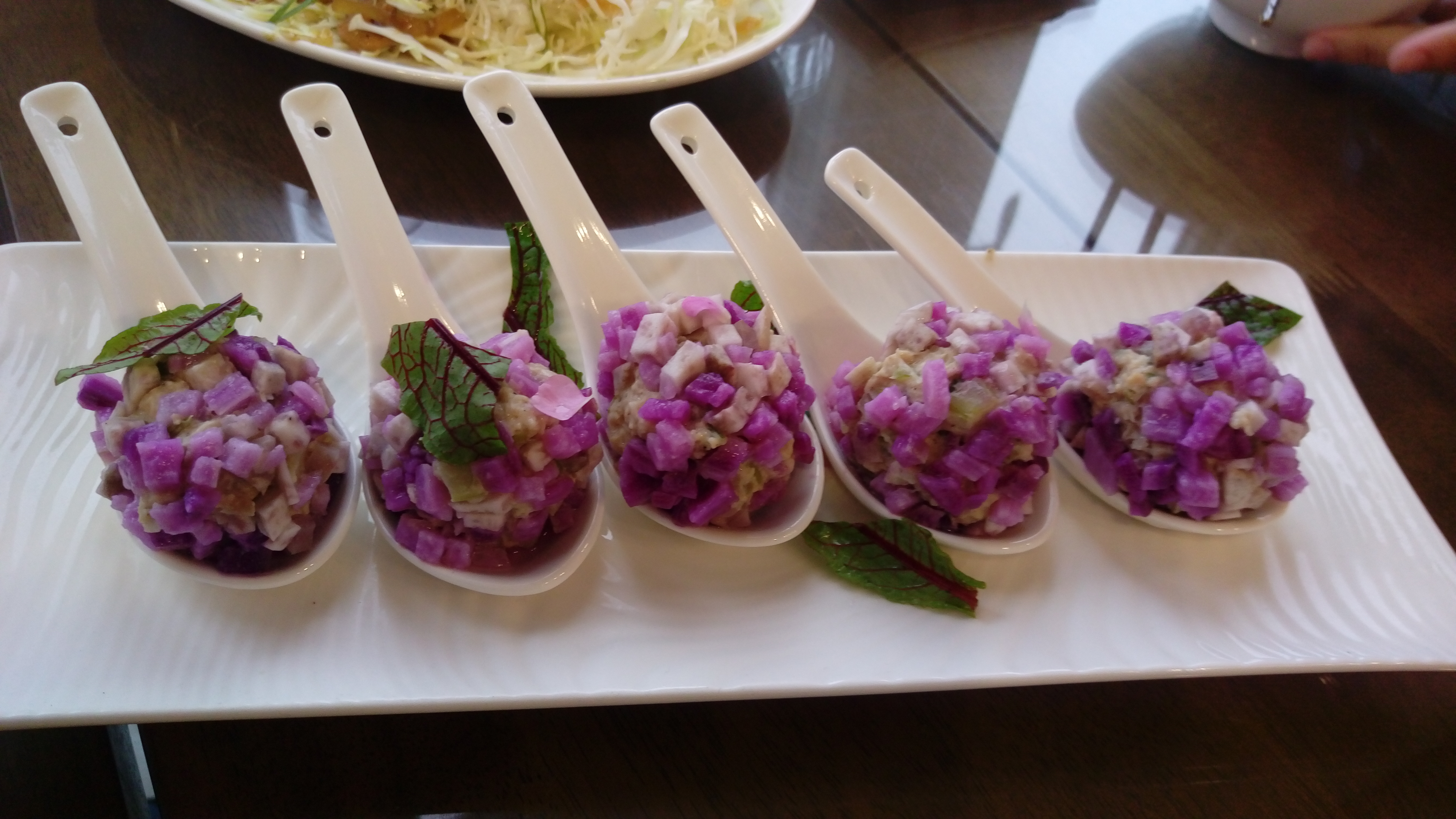 湯匙上放著紫色的食物