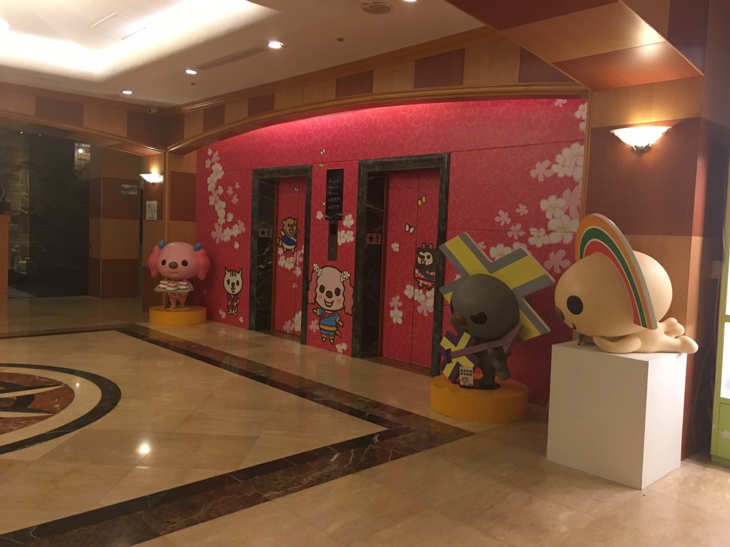 粉色電梯和一些人偶