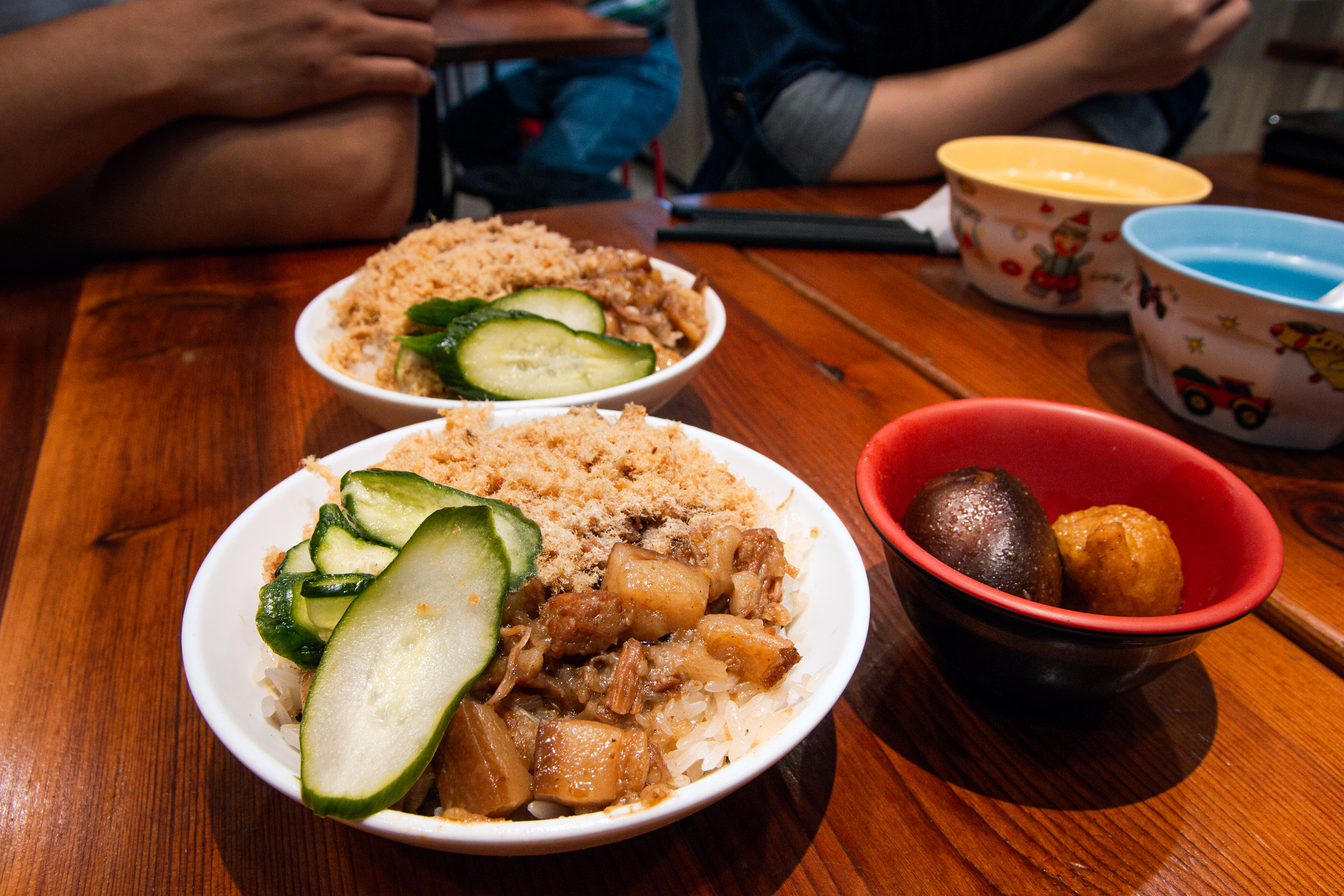 鋪上肉燥與小黃瓜的米糕和滷蛋