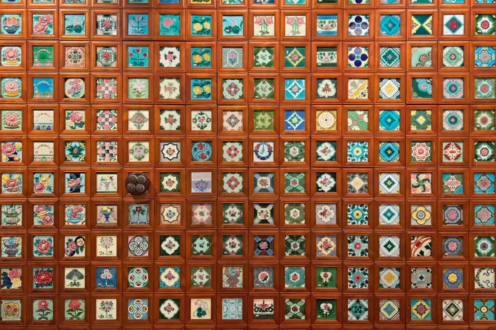 台灣花磚博物館內五顏六色的花磚牆