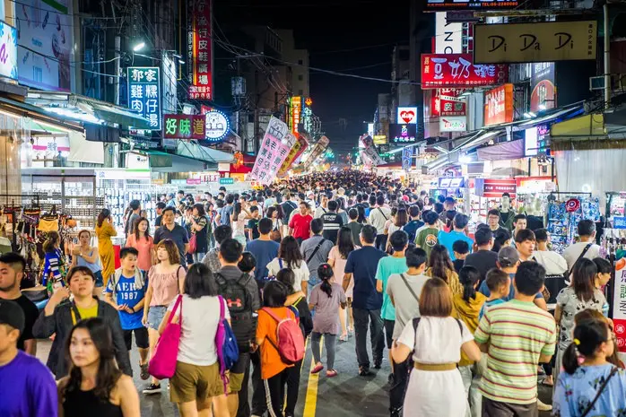 夜晚的嘉義文化路夜市滿滿人潮與店家燈火通明