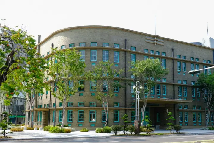 嘉義市美術館外觀，淡褐色磚牆與整齊排列的湖水綠窗框