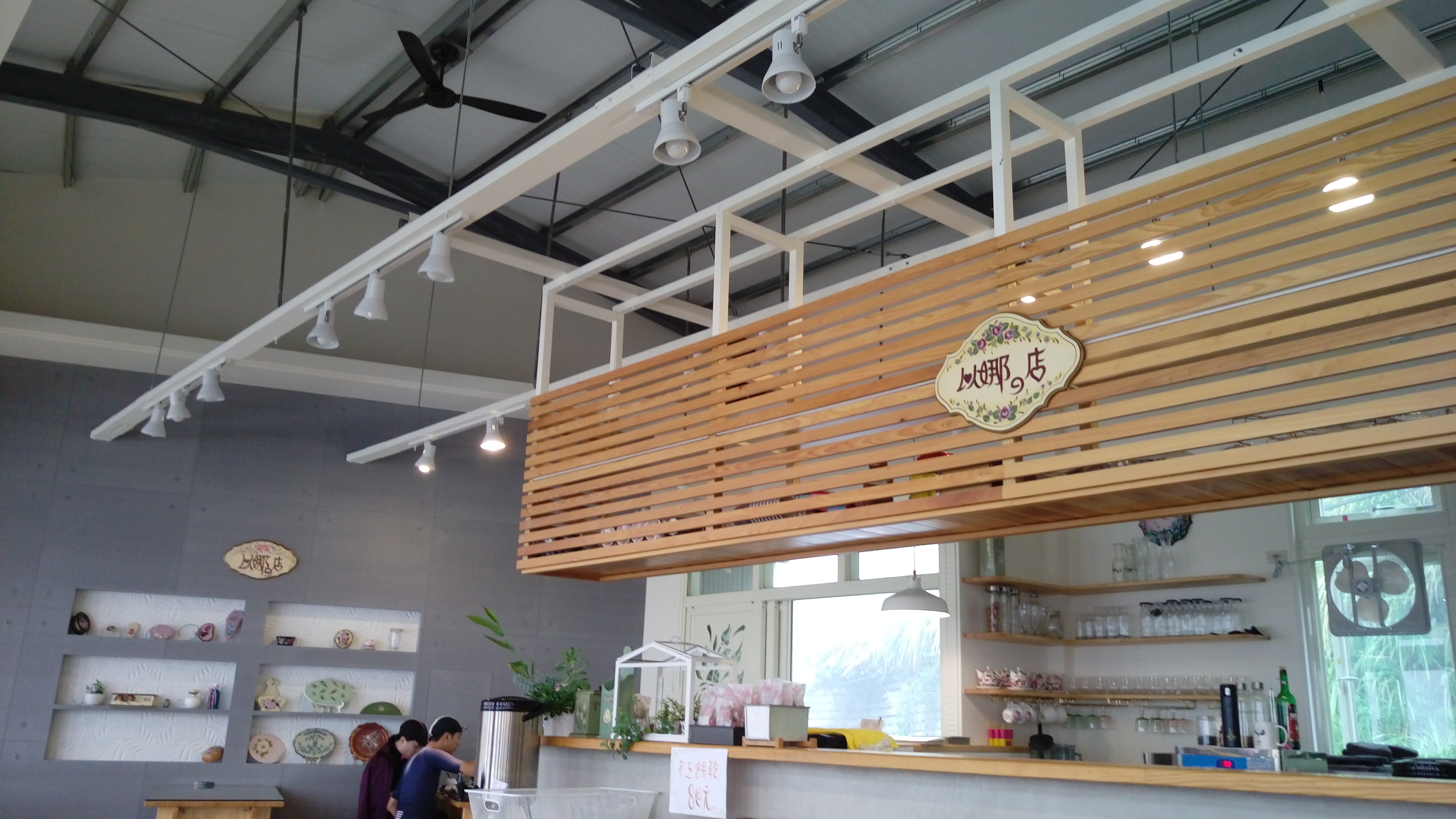 餐廳和白色吊燈