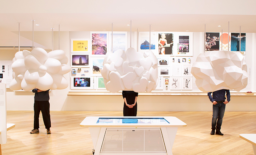 東京廣告博物館內三朵白色的雲朵擺件，分別遮擋住了參觀的遊客