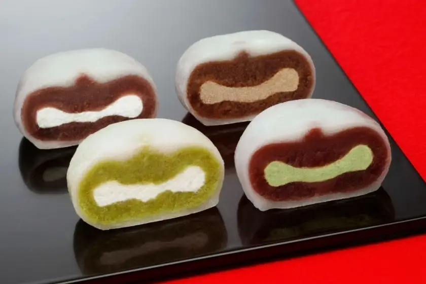 仙台經典伴手禮「喜久福」展示抹茶、生奶油、毛豆與焙茶四種口味的切面圖