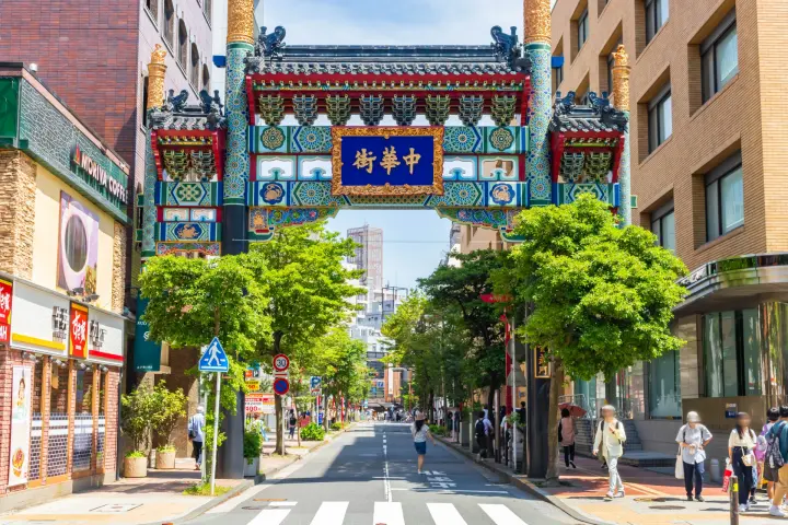 「橫濱中華街」入口景緻：兩旁綠意盎然的街道與中式牌樓林立