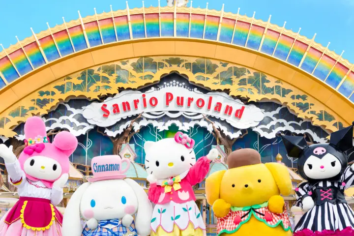 三麗鷗彩虹樂園入口：Hello Kitty 與美樂蒂等經典角色在彩虹拱門前迎接