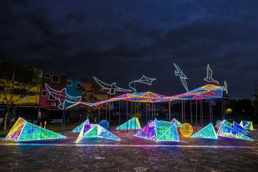 冬山車站廣場至舊河道步道，沿途設置絢爛奪目的燈飾裝置