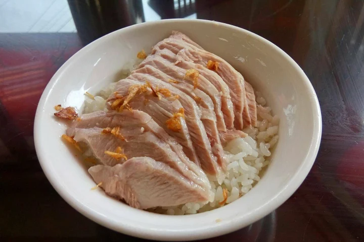 木桌上買著一碗嘉義火雞肉片飯