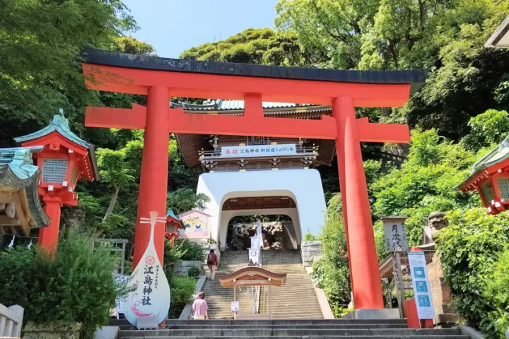 江之島神社」入口處朱紅色的大鳥居，與長長的石階梯
