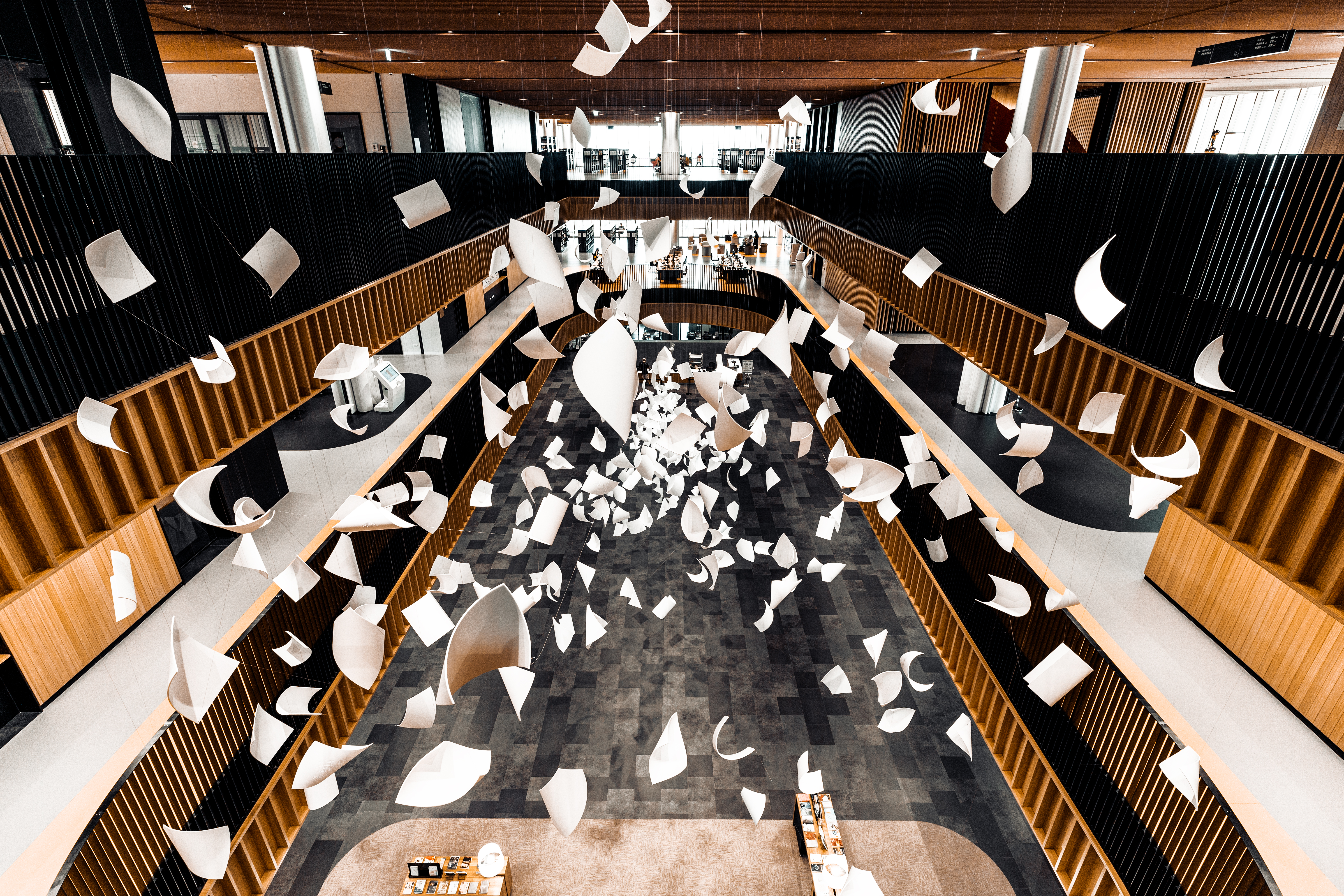 台南市立圖書館散落的白色裝飾物