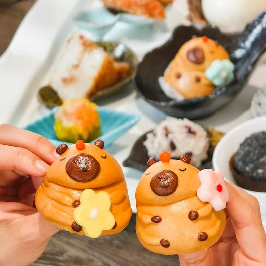 兩隻以卡皮巴拉為造型做成的點心，神色可愛鮮豔