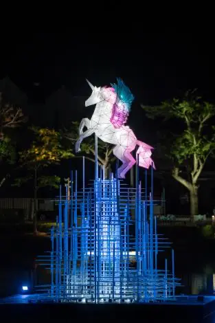 適逢馬年，台南月津港燈節便以「天馬獸」為主燈，白色獨角獸有著紫藍色的翅膀，躍身在藍色燈座上
