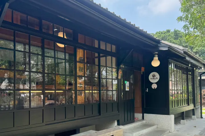 嘉義檜意生活村，日式的木造建設和玻璃窗透出店內的柔和的燈光