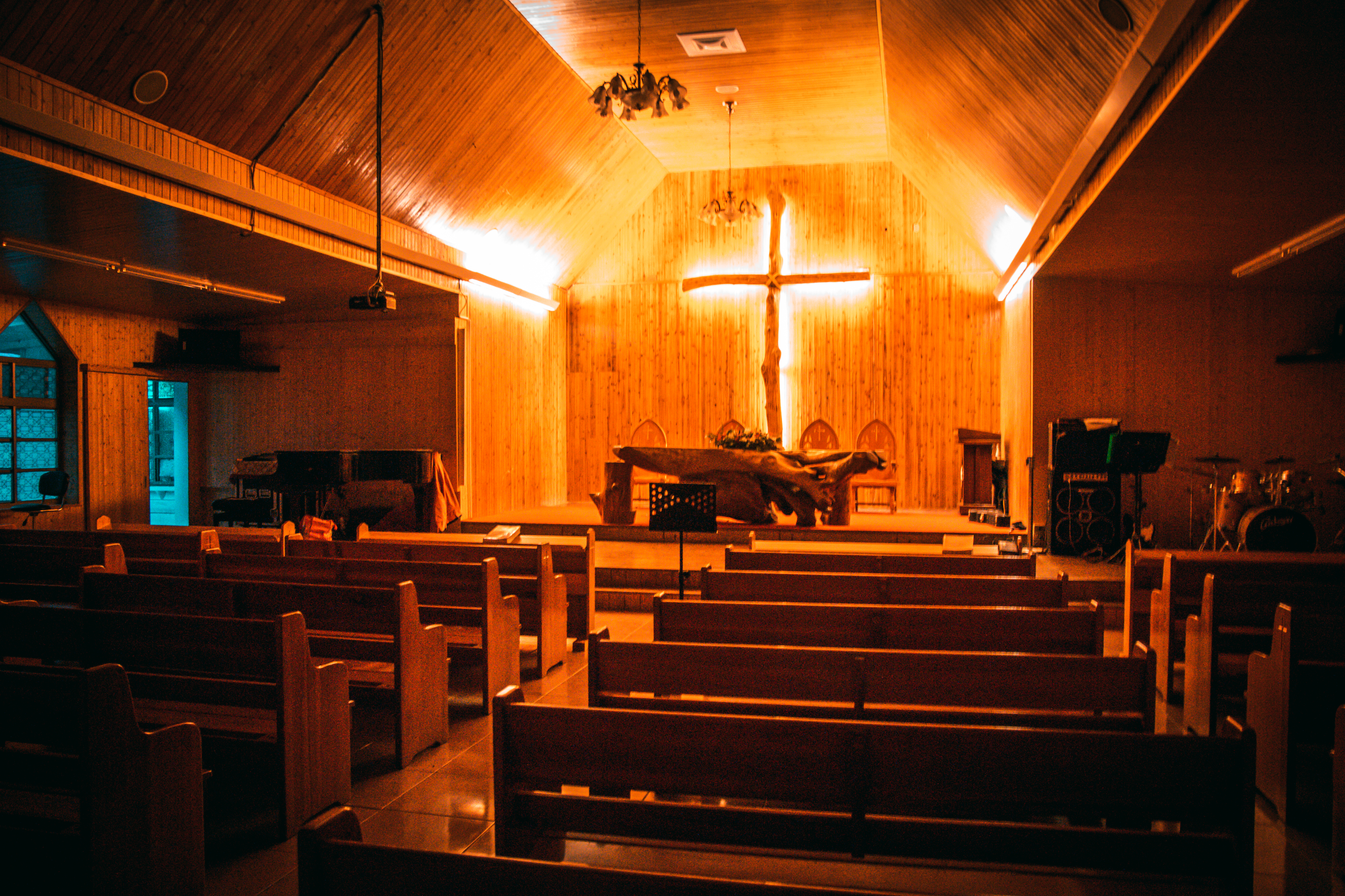 教堂中十字架散發光芒