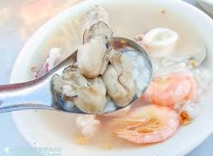 莊記海產粥的粥品有多顆蚵仔和紅色鮮蝦