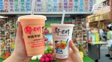 鄭老牌木瓜牛奶攤位前有兩杯飲品
