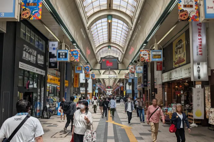 北海道的狸小路商店街，街道上有著許多遊客在逛街