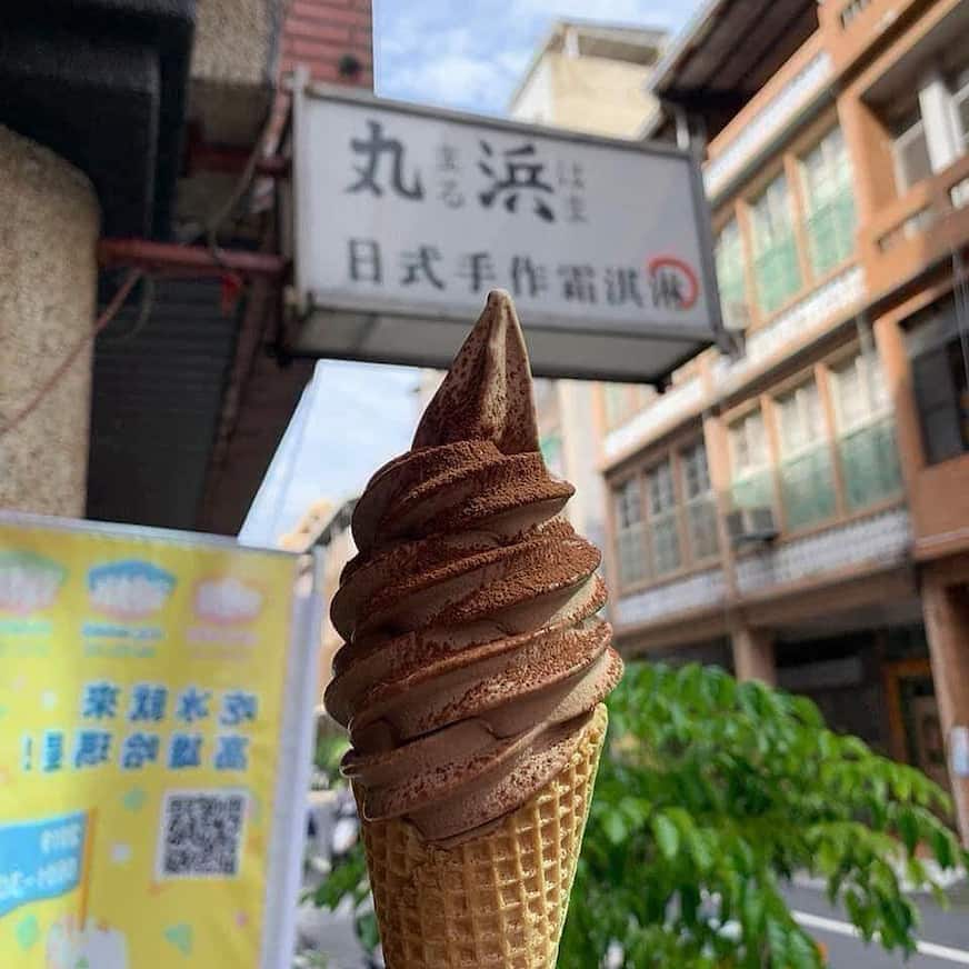 丸浜霜淇淋的超濃可可口味霜淇淋與店家招牌