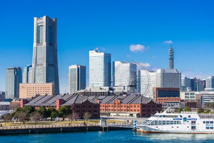 「橫濱港未來 21」天際線，包含地標塔、紅磚倉庫及 Cosmo World 摩天輪美景