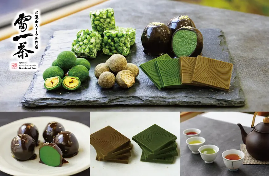 石板上的抹茶點心：綠球、巧克力球、方塊巧克力。右下角有茶壺及三杯茶。背景有日文及英文文字。