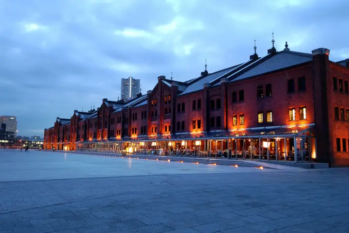 「橫濱紅磚倉庫」夜間點燈，溫暖燈光映照紅色磚牆，展現港灣浪漫夜色