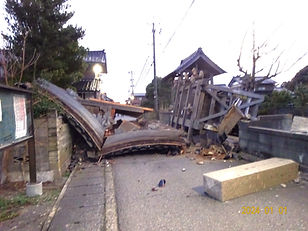 ②-1 倒壊した山門・寺標.JPG