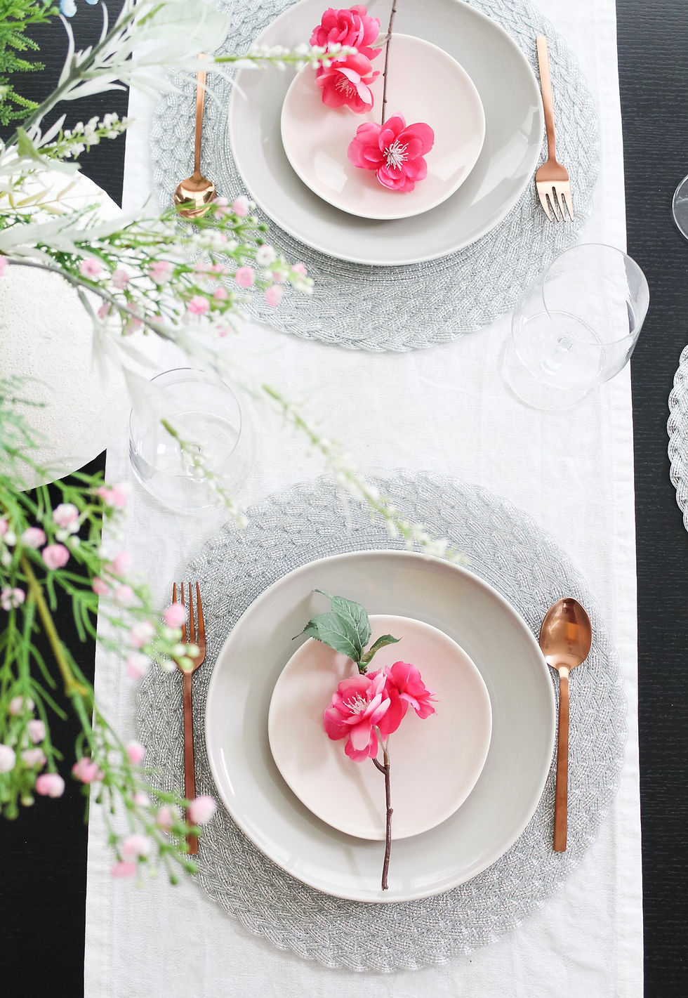Modern Spring Touches In The Dining Room. #springdecor #springdecorating #modernspringvibe