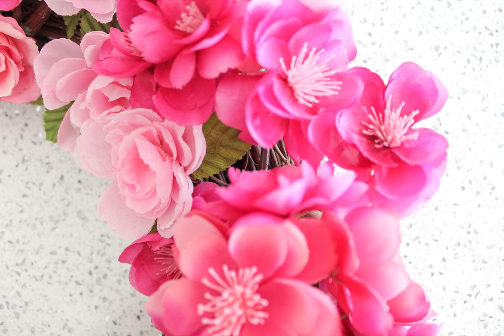 The 5 Step Spring Floral Wreath DIY. #springwreathDIY #DIYspringwreath #springhomedecor #springdecor