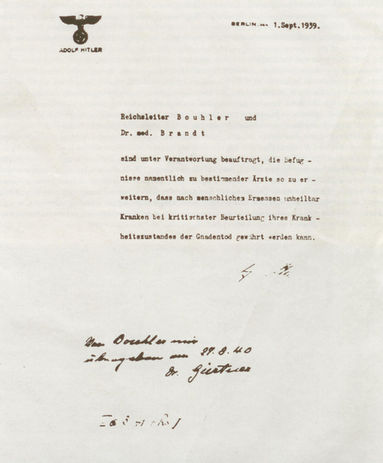 Der Führererlass vom 01.09.1939 in dem die Erlaubnis zur Ermordung von Menschen mit Behinderungen erteilt wird.