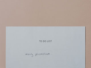 Ein Zettel auf dem steht To Do List steht und darunter mainly procrastinate