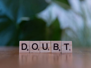 Schriftzug Doubt - Zweifel. Für viele Führungskräfte sind Zweifel tägliche Begleiter