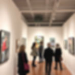 vernissage galerie d'art contemporain avec visiteurs heureux .jpg